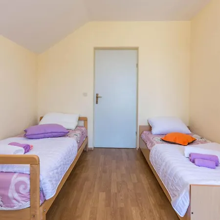 3 Bedroom Stunning In Casa de Férias Benkovac
